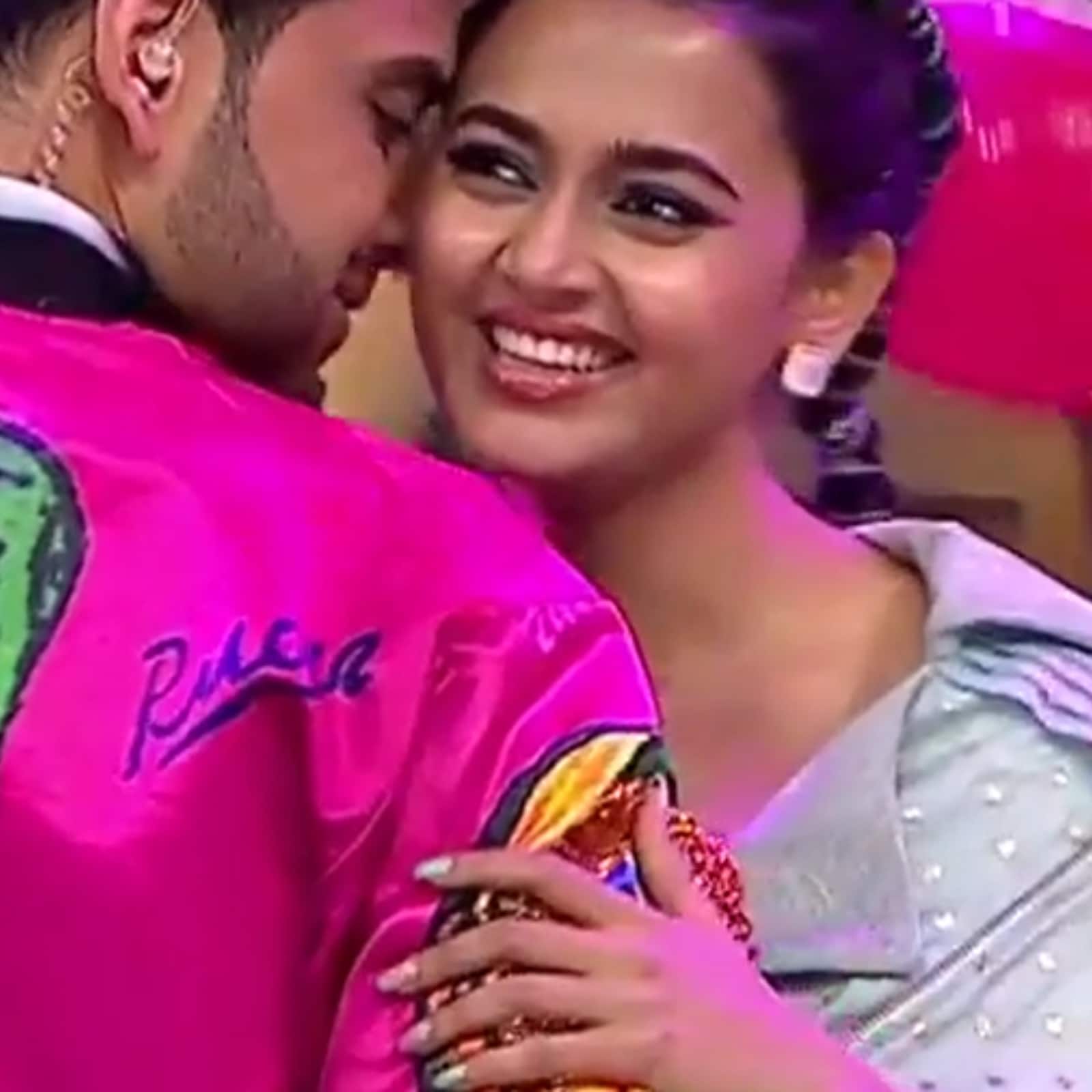 Karan Kundrra Kisses Tejasswi Prakash As They Dance to 'Samjhawan' on Khatra  Khatra Show; Watch