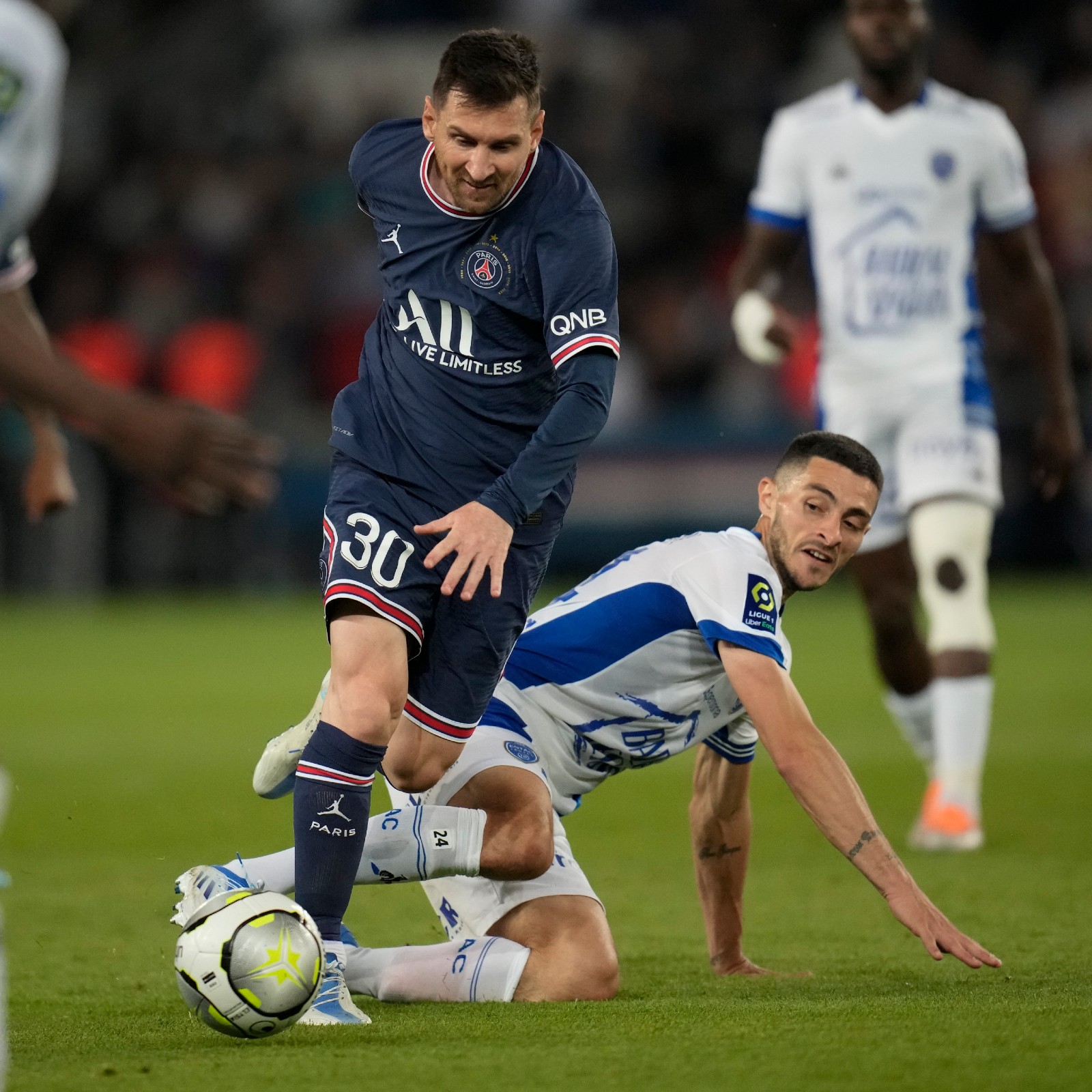 Lionel Messi, izquierda, y Troy Xavier Chavaleren, del Paris Saint-Germain, luchan por el balón durante el partido de fútbol de la Ligue 1 entre Paris Saint-Germain y Troyes en el Parc des Princes de París, el domingo 8 de mayo de 2022 (AP Photo/Christophe Ena )