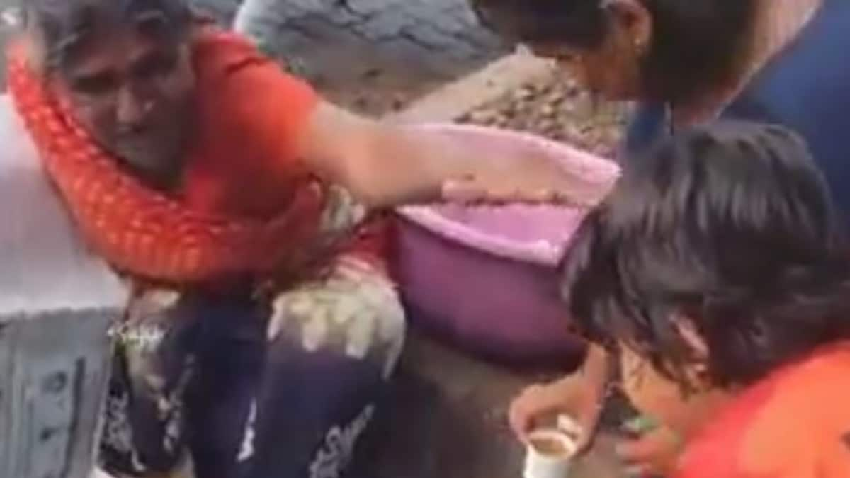 'Beautiful Soul': Little Boy Hands out Water Bottles to Street Vendors in Scorching Heat