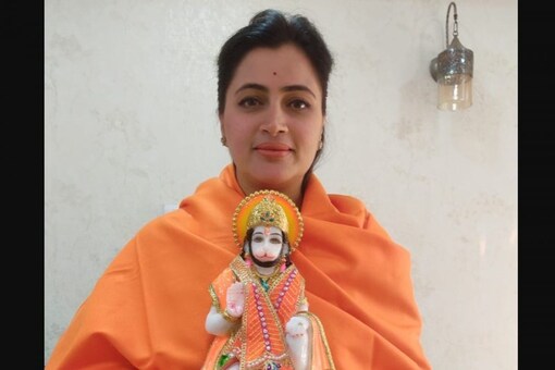 Dressed in a saffron sari and accompanied by her husband and scores of supporters, Navneet Rana, walked on foot from her North Avenue residence to the Hanuman temple in Connaught Place. (@navneetravirana)