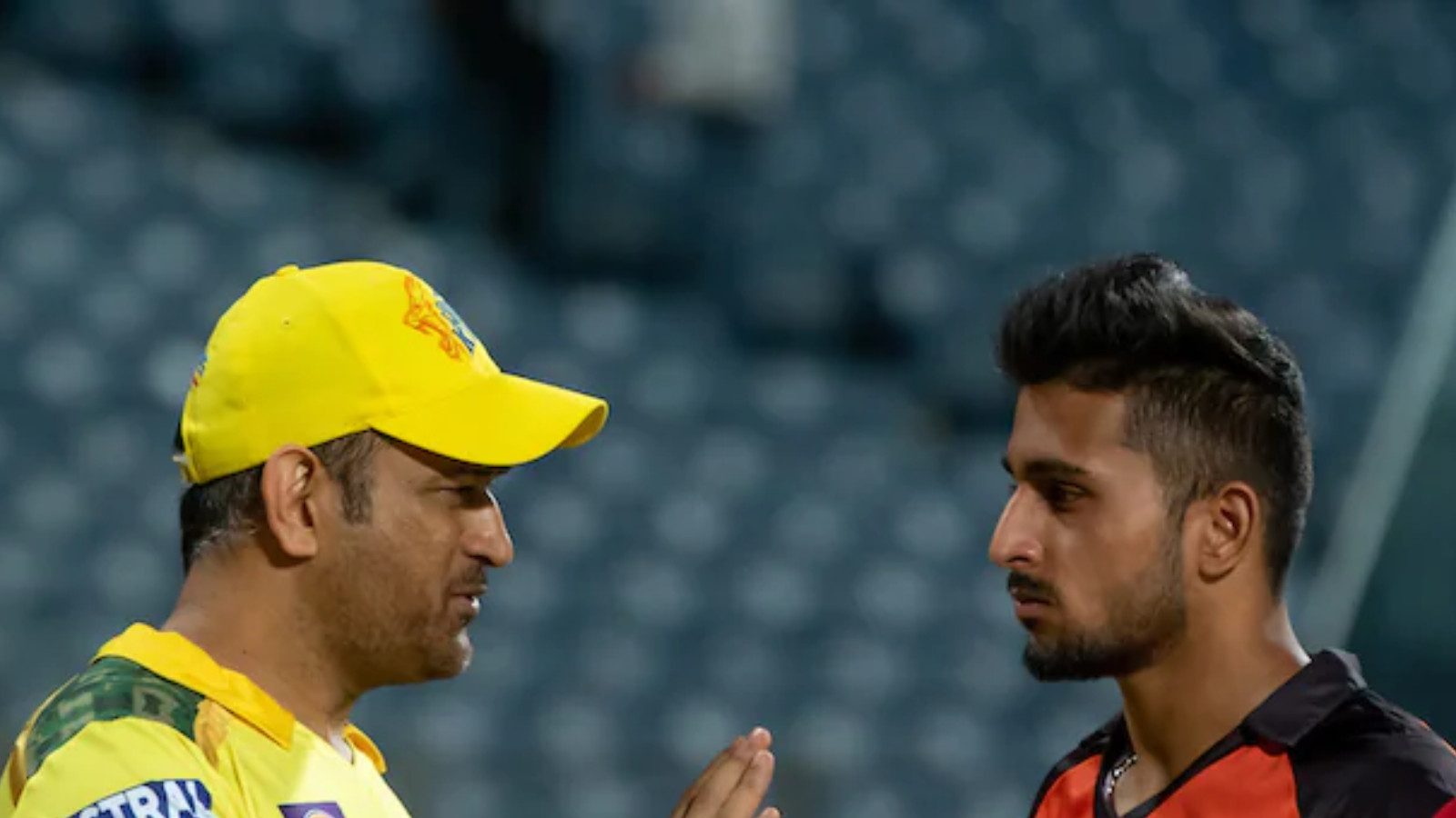 Ipl 2022: ms dhoni spotted sharing tips with umran malik | video goes viral