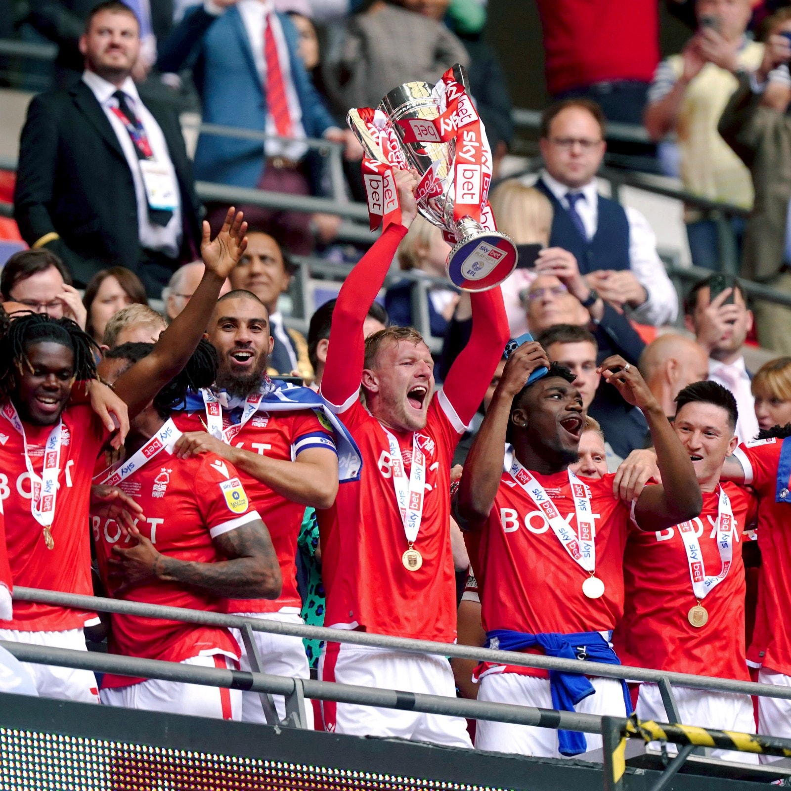 Nottingham Forest vence playoff e volta à Premier League após 23