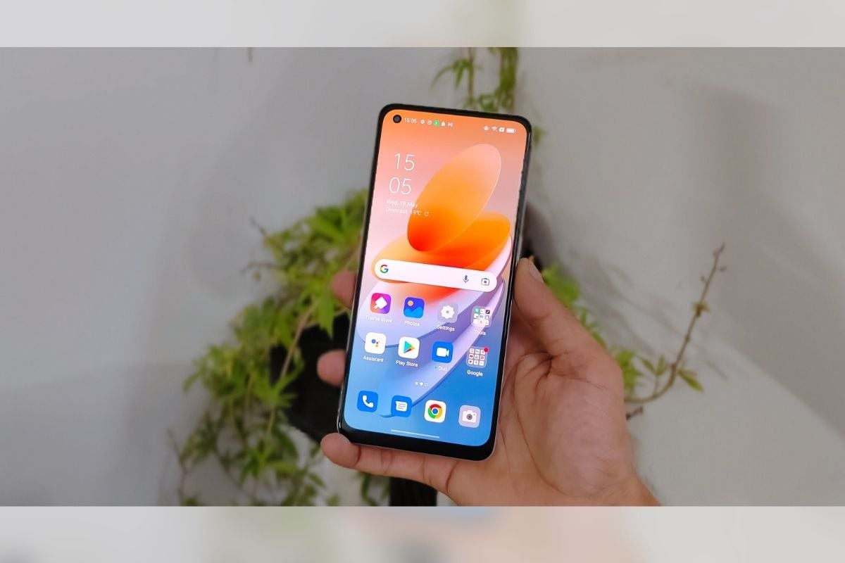 The Oppo F21 Pro's FHD+ AMOLED display has a 90Hz refresh rate.  (Image Credit: News18/ Darab Mansoor Ali)