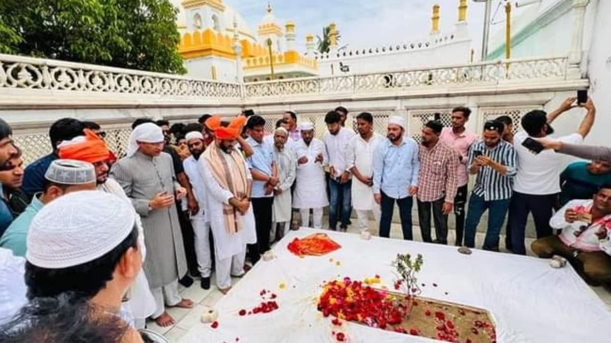 Akbaruddin Owaisi's Visit to Aurangzeb's Tomb Kicks off Row, BJP Says 'Land of Shivaji Won't Take This', AIMIM Defends