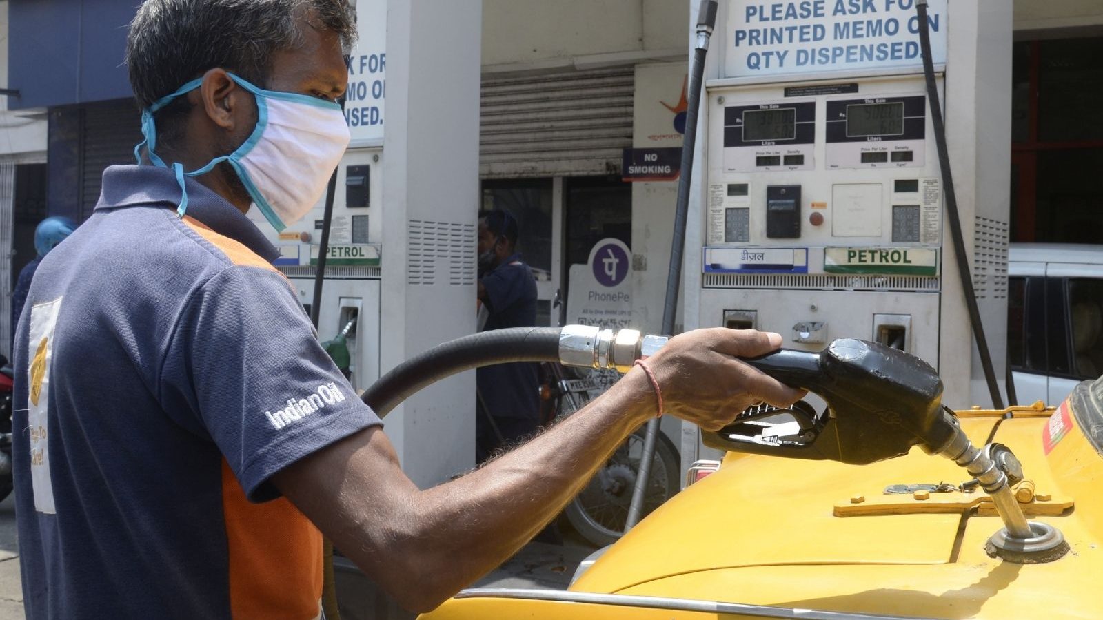 उत्पाद शुल्क में कटौती के बाद पेट्रोल, डीजल की कीमतों में गिरावट;  आज ही अपने शहर में ईंधन दरों की जाँच करें