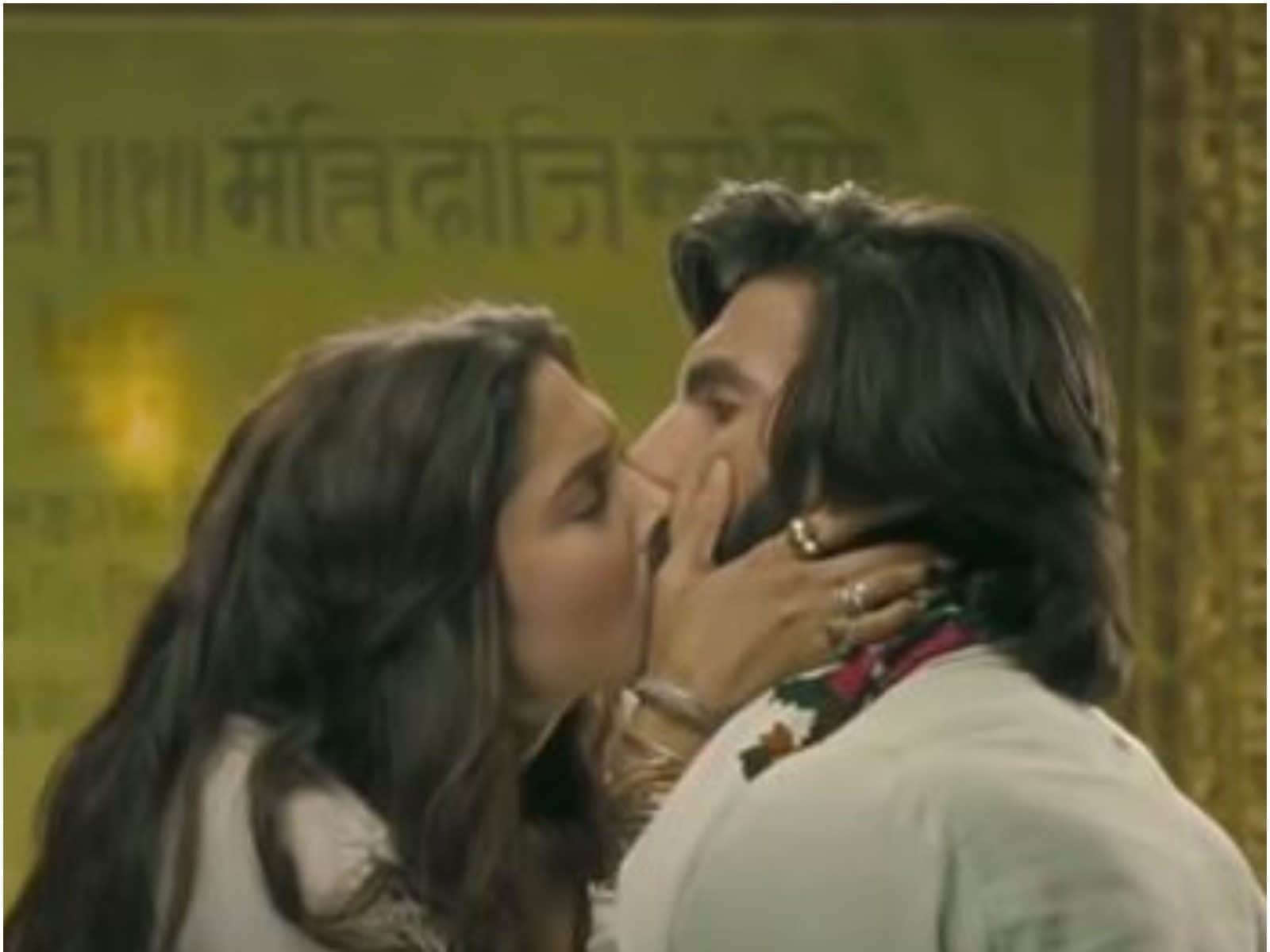 Ranveer Singh and Deepika Padukone 'Were Lost In The Moment' During Ram  Leela Kissing Scene - News18