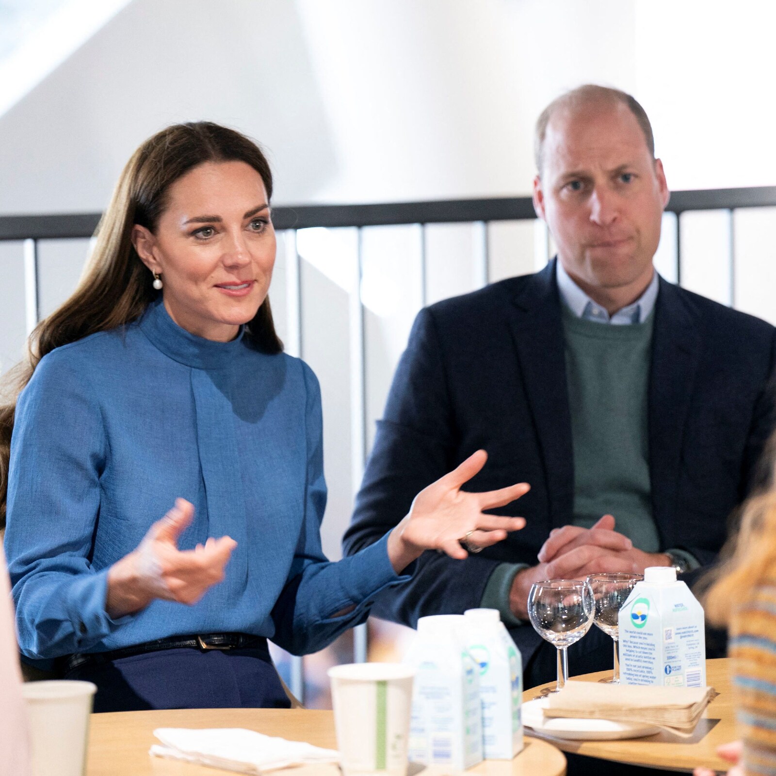 O príncipe britânico William e Catherine, duquesa de Cambridge, conversam com estudantes sobre saúde mental e bem-estar durante uma visita à Universidade de Glasgow em Glasgow, Escócia, Grã-Bretanha (Imagem: Reuters)