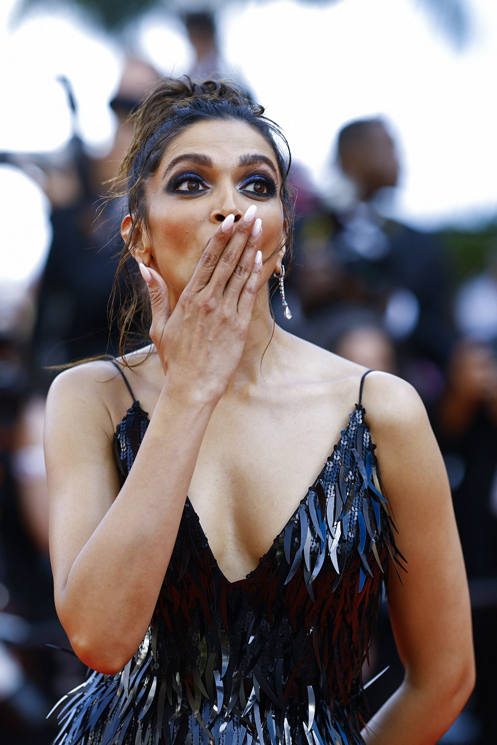 Deepika Padukone Blows Kiss in Super Hot Embellished Gown on Cannes Red
