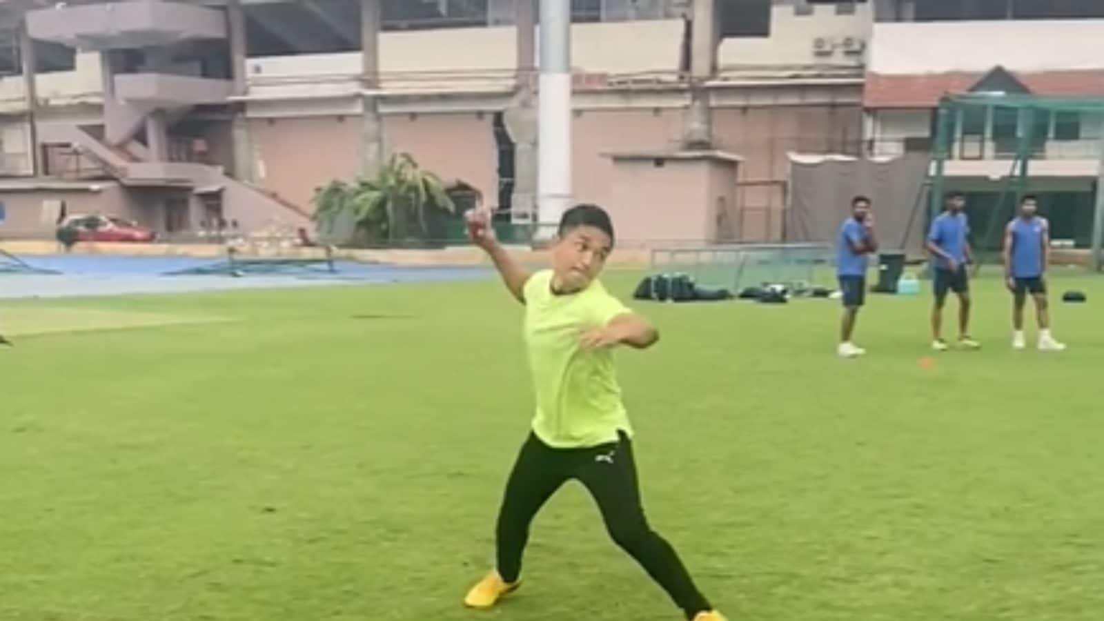 O capitão de futebol indiano Sunil Chhetri mostra suas habilidades em campo enquanto participa de uma sessão de treinos na NCA