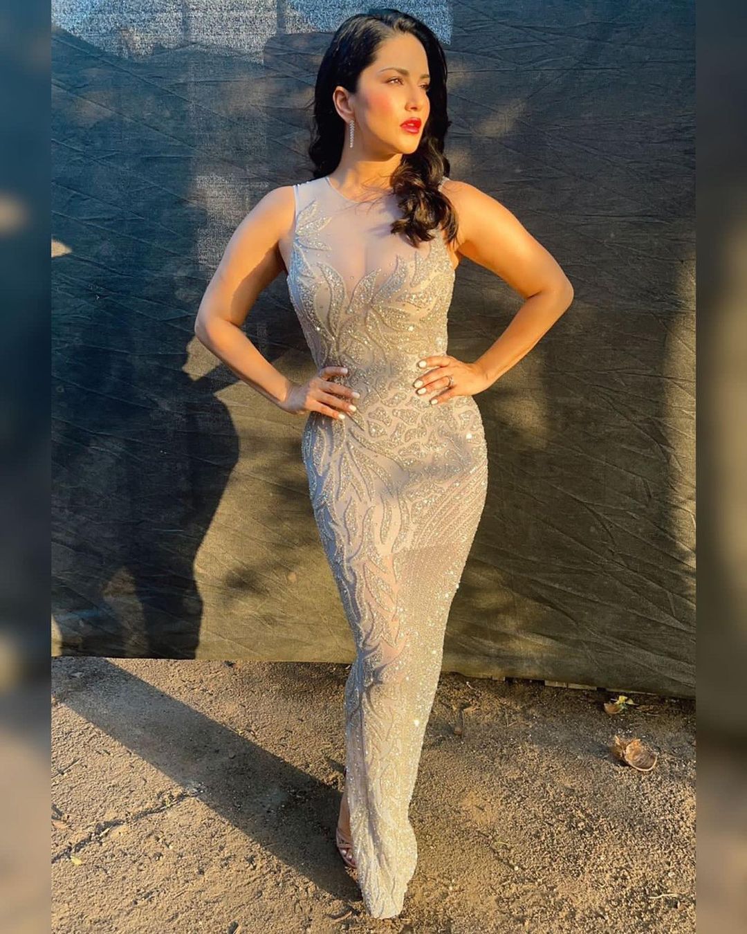 Sunny Leone Raises Temperature In Figure-hugging See-through Silver Gown,  Check Out The Diva's Sexy Pictures - News18