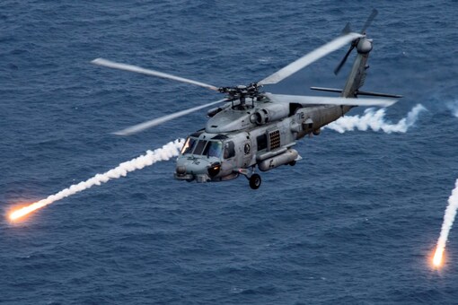 Ԥͻ MH-60R Sea Hawk ͧͧѾѰ ѹͧ١ѴҧѴ½ºâͧ Biden ԧźҧý֡Ѻͺ÷ءͧԹ USS Carl Vinson (CVN 70) 㹷ſԻԹ  (Ҿ: )
