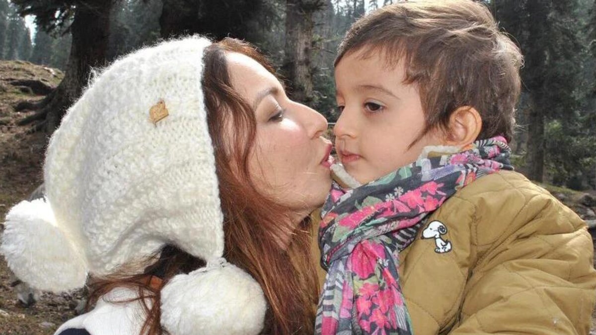 Saumya Tandon’s Son Photobombs Her Pictures, Mommy Calls Him ‘Irresistibly Cute’