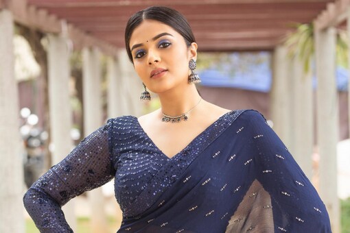 The actor chose a dark blue sequinned saree with full sleeve blouse. 