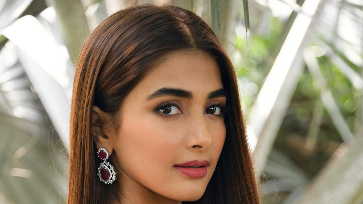 Pooja Hegde Slams Airline for Staff's 'Rude' Behaviour: Arrogant, Ignorant, Threatening Tone Used With Us