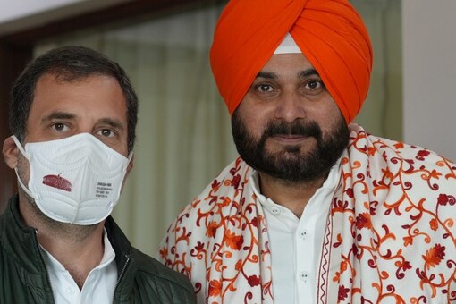 Congress leader Navjot Singh Sidhu with Rahul Gandhi. (Twitter)