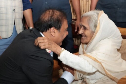 Himanta Biswa Sarma with Binu Goswami. (Twitter)