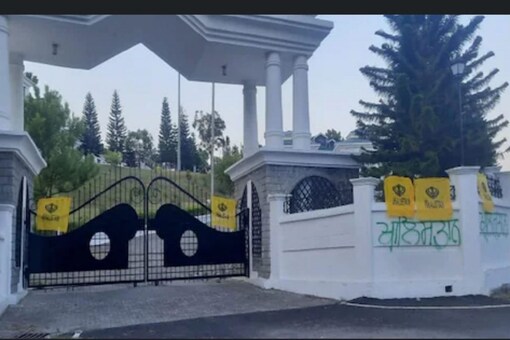 Officials said all vehicles entering the state from all four inter-state barriers are being checked for weapons, Khalistani flags and other incriminatory material. (Image: News18 Hindi)