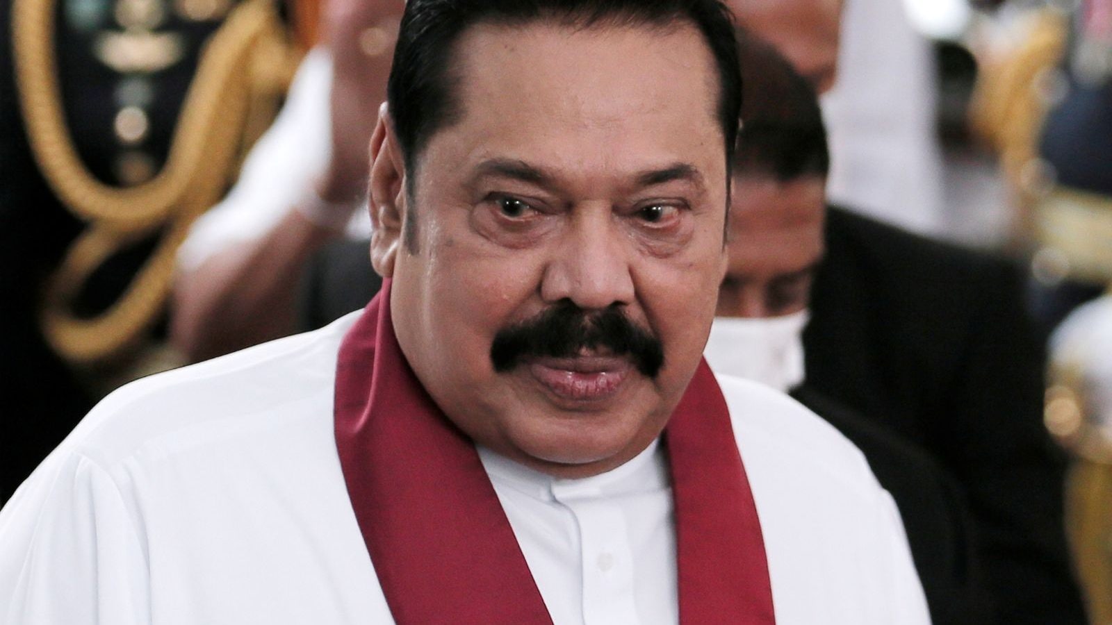 Mahinda dan Basil Rajapaksa dilarang meninggalkan negara itu;  Penggunaan kata “kebahagiaan” dalam menyapa Breeze dilarang
