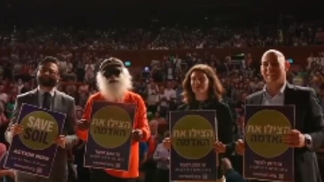 Sadhguru arrived at Tel Aviv on Day 48 of the ‘Save Soil Journey’, drawing a massive crowd of 4,500 people at the Charles Bronfman Auditorium. (Image: @Sadhguru/Twitter/video grab) 