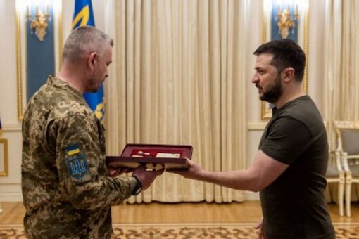 иҹҸԺù Volodymyr Zelenskyy (R) ͺ Golden Star Ѻ÷Ѻ˹ Hero of Ukraine  (Ҿ: STR/UKRAINIAN PRESIDENTIAL PRESS SERVICE/AFP)