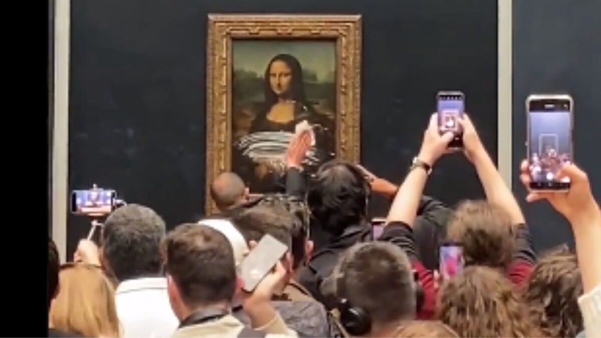 Mona Lisa Smeared with Cake by Man Who Entered Louvre Dressed as Old Woman in Wheelchair