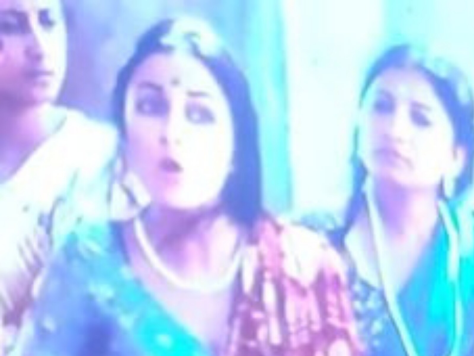 Raasi Telugu Heroine Sex - Alia Bhatt's 'Gangubai' Looking Just Like Soni Razdan in 'Mandi' Leaves  Fans Stumped