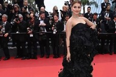 Urvashi Rautela Looks Glamorous In Black Gown At Cannes 2022, See The Diva's Hottest Outfits From Cannes Film Festival
