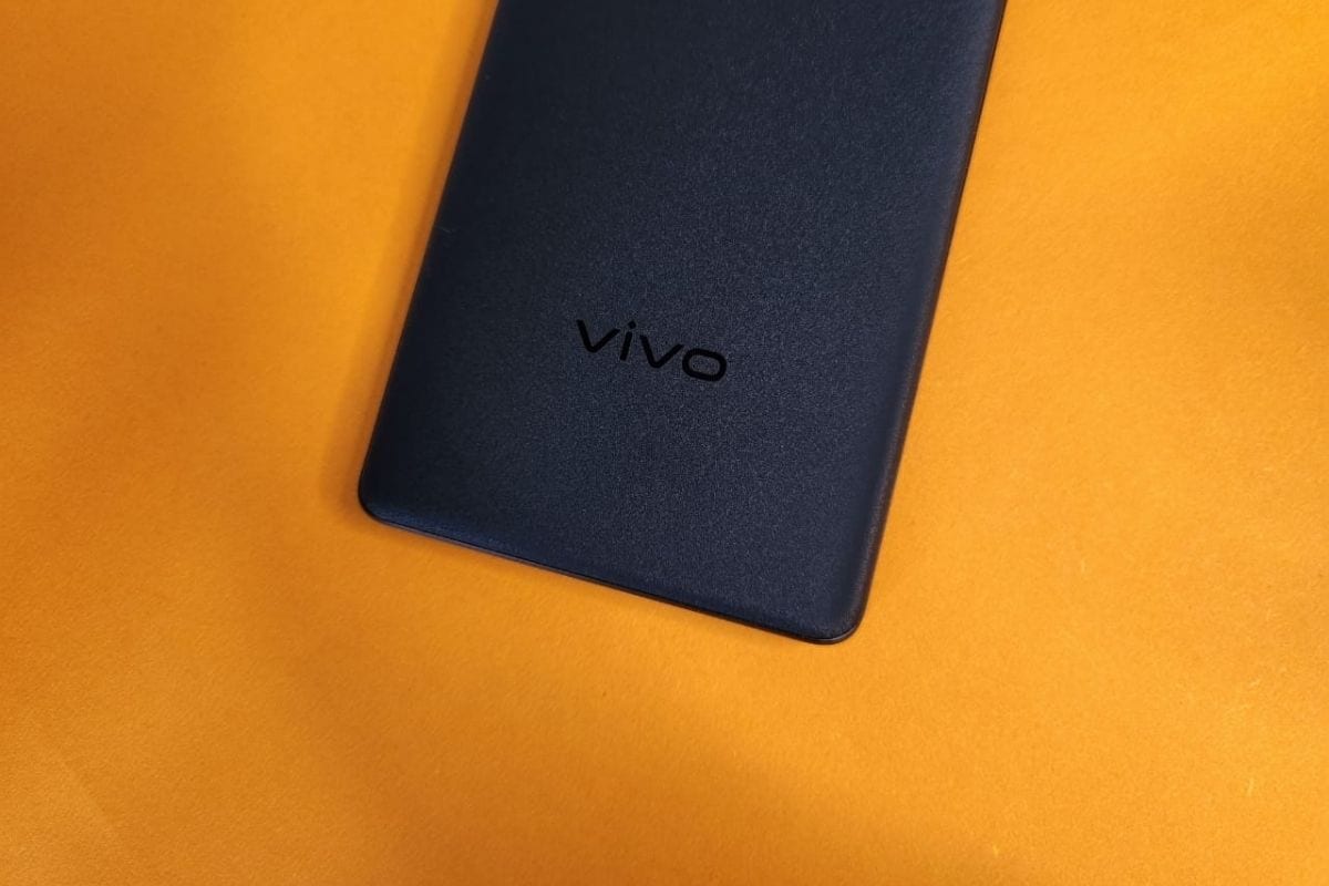 There is a 4,700mAh battery on the Vivo X80 Pro that supports 80W fast charging. (Image Credit: News18/ Darab Mansoor Ali)