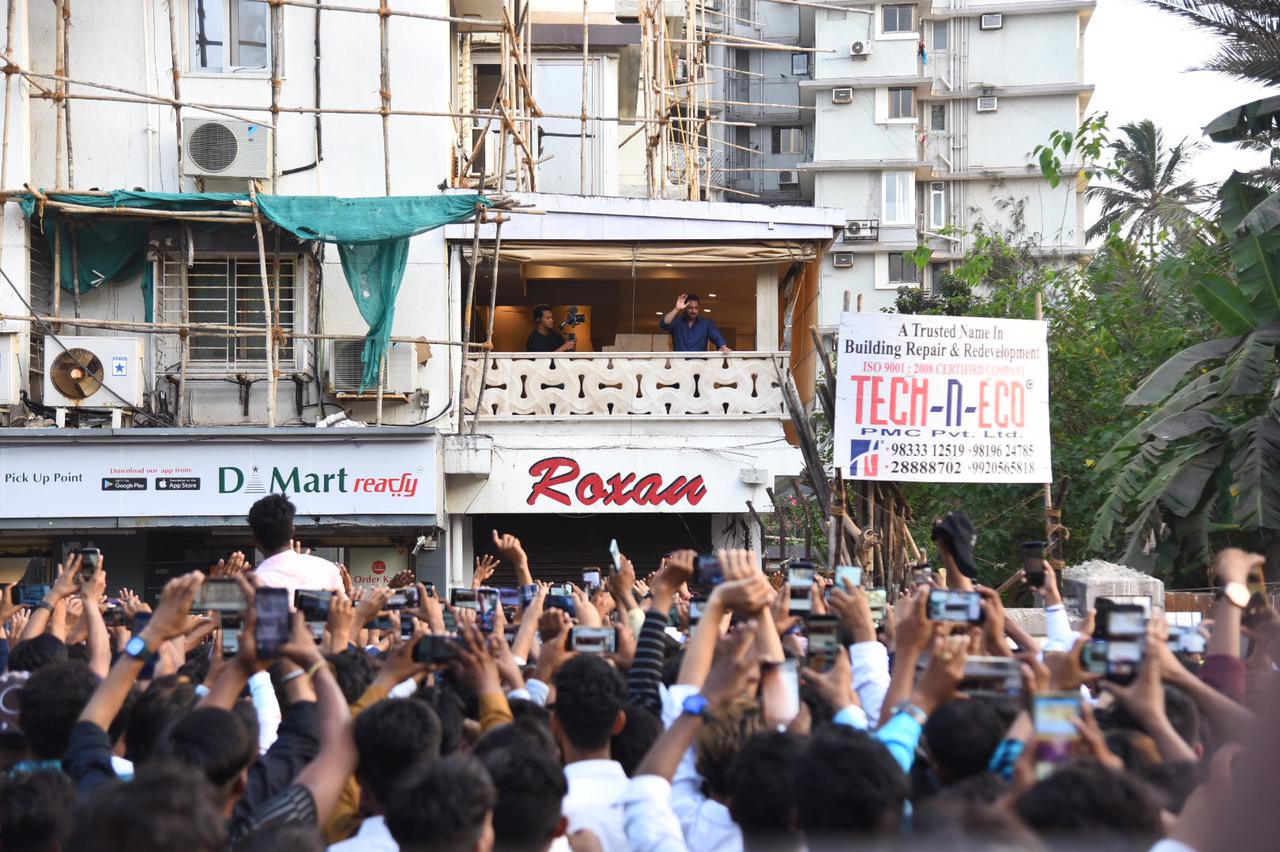 Salman Khan Fans Scream For Their Beloved 'Bhaijaan' as Actor Greets Them on Eid; Watch Video - News18