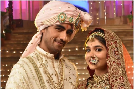 Harshad Chopda and Pranali Rathod Play The Role of Abhimanyu and Akshara Respectively In YRKKH. 