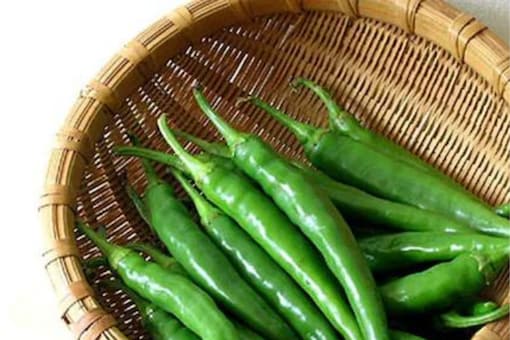As green chillies contain Vitamin C it helps to maintain
healthy and glowing skin.