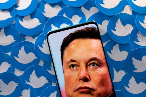 รูปถ่าย: ภาพของ Elon Musk ปรากฏบนสมาร์ทโฟนที่วางบนโลโก้ Twitter ที่พิมพ์ในภาพประกอบภาพนี้ถ่ายเมื่อวันที่ 28 เมษายน 2565 REUTERS / Dado Ruvic / ภาพประกอบ / ไฟล์รูปภาพ