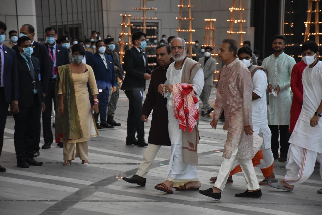 Mukesh and Anil Ambani at Radhika Merchant's Arangeram.  (Picture: Viral Bhayani)