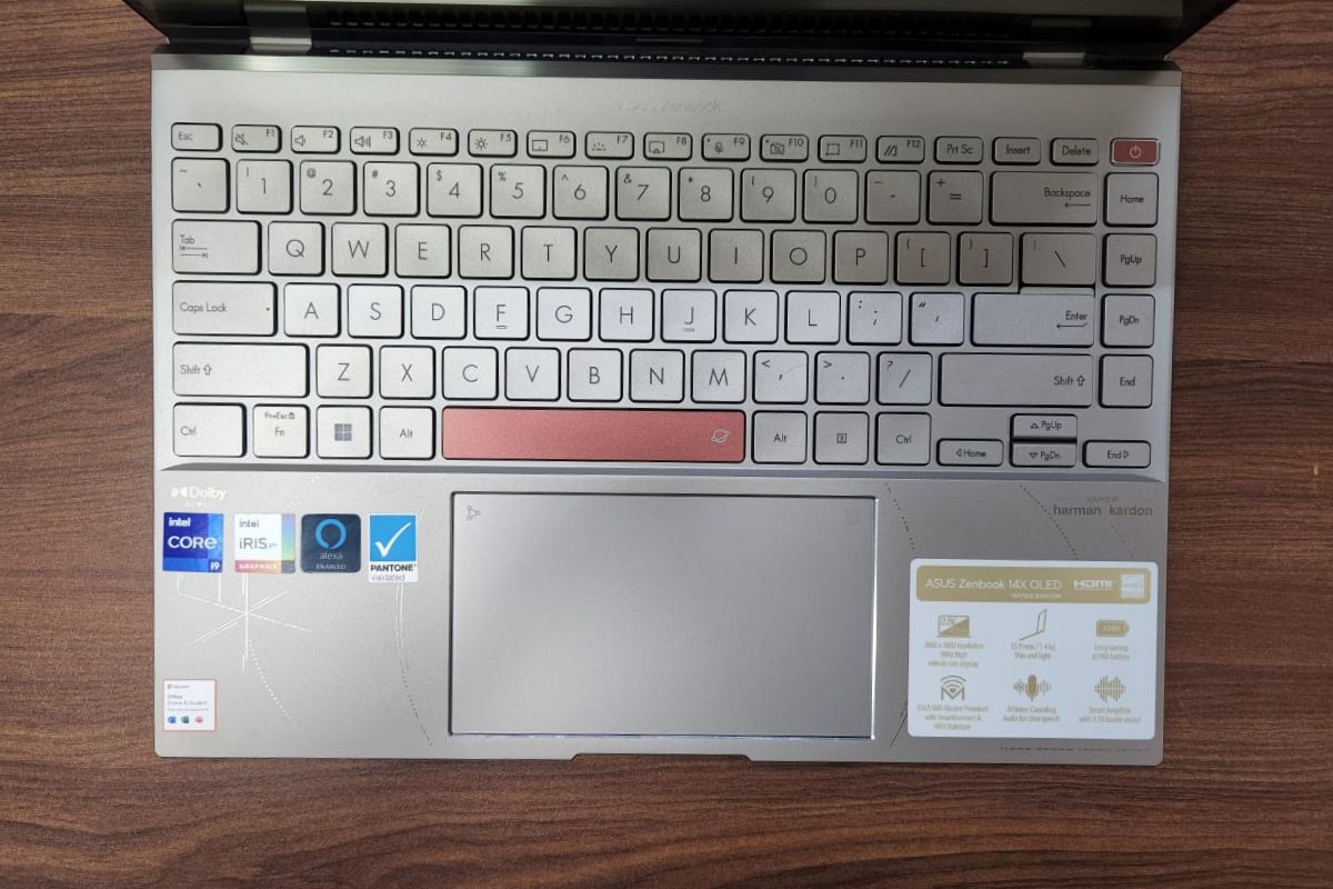 Asus ZenBook 14X OLED स्पेस एडिशन के कीबोर्ड में स्पेस और पावर बटन को कॉपर कलर में हाइलाइट किया गया है ताकि कंट्रास्ट जोड़ा जा सके। (छवि क्रेडिट: News18 / दरब मंसूर अली)