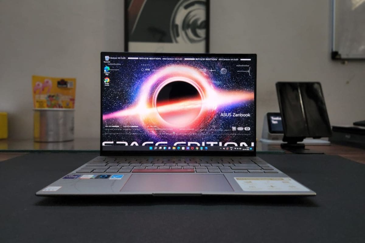 Asus ZenBook 14X OLED Space Edition price in India is Rs 1,69,999.  (Image credit: News18 / Darab Mansoor Ali)