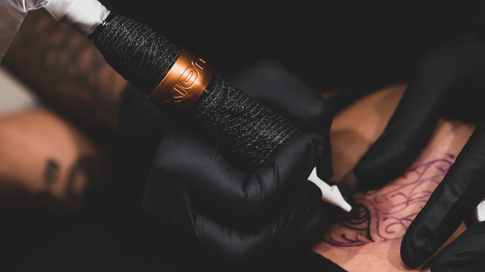 Man Getting His Mum's Bite Mark Tattooed on Leg is Weirding the Internet Out