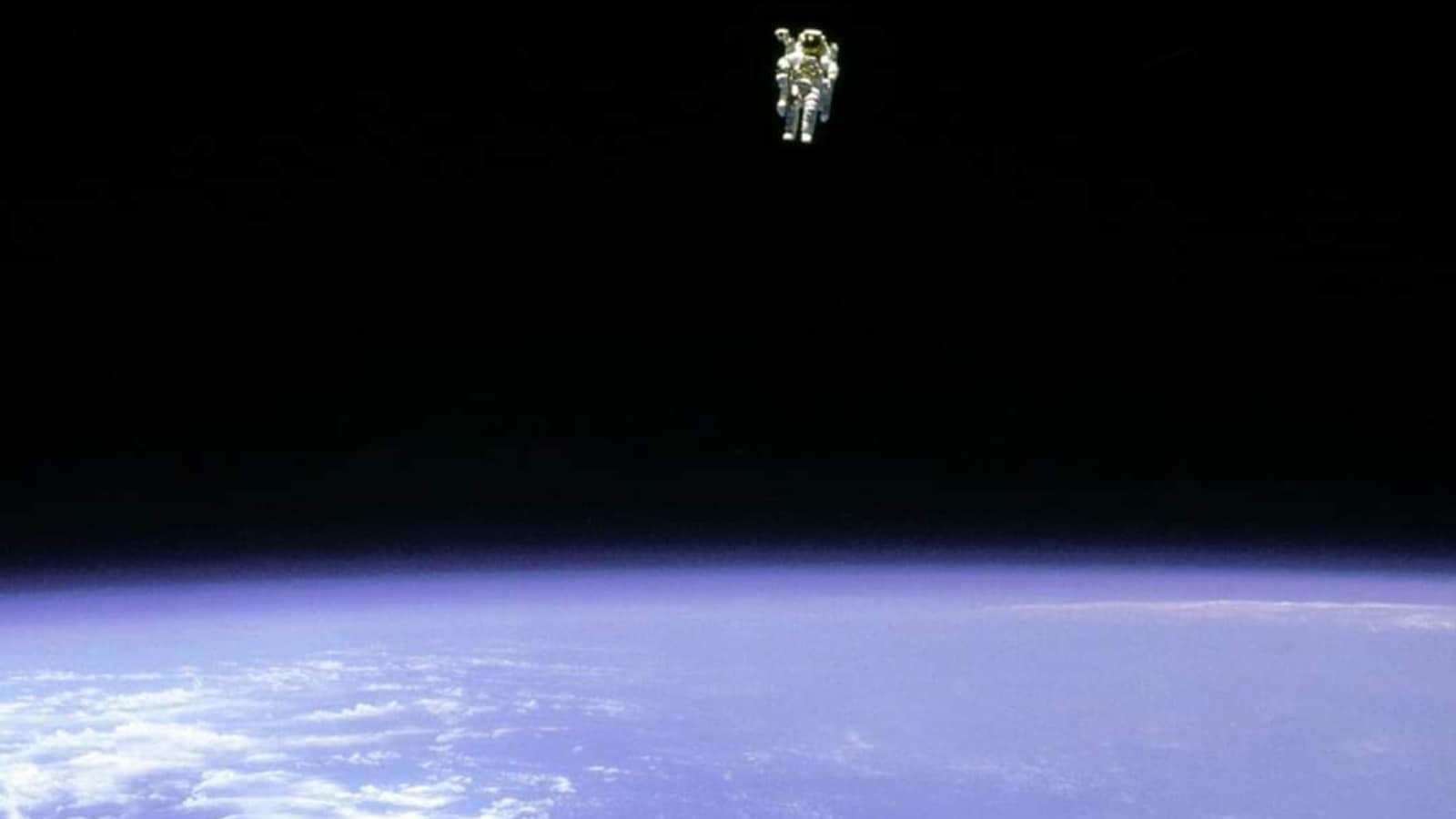 Astronauta de la NASA fue a la deriva al espacio completamente sin ataduras en un momento ‘aterrador’