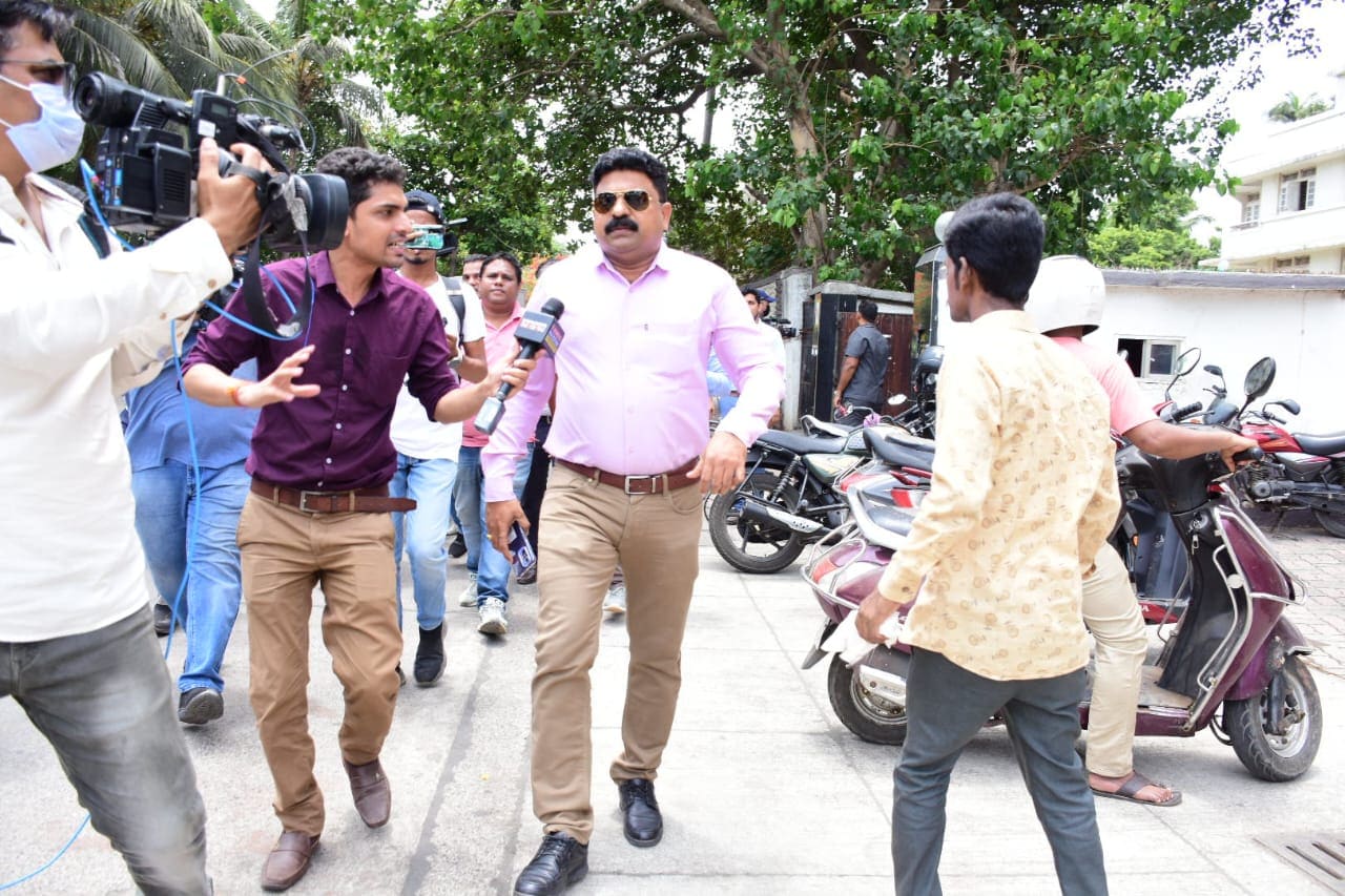 A day after the actor and his father Salim Khan received the threat note, a CBI team was seen outside Salman Khan's house.  (Photo: Viral Bhayani)