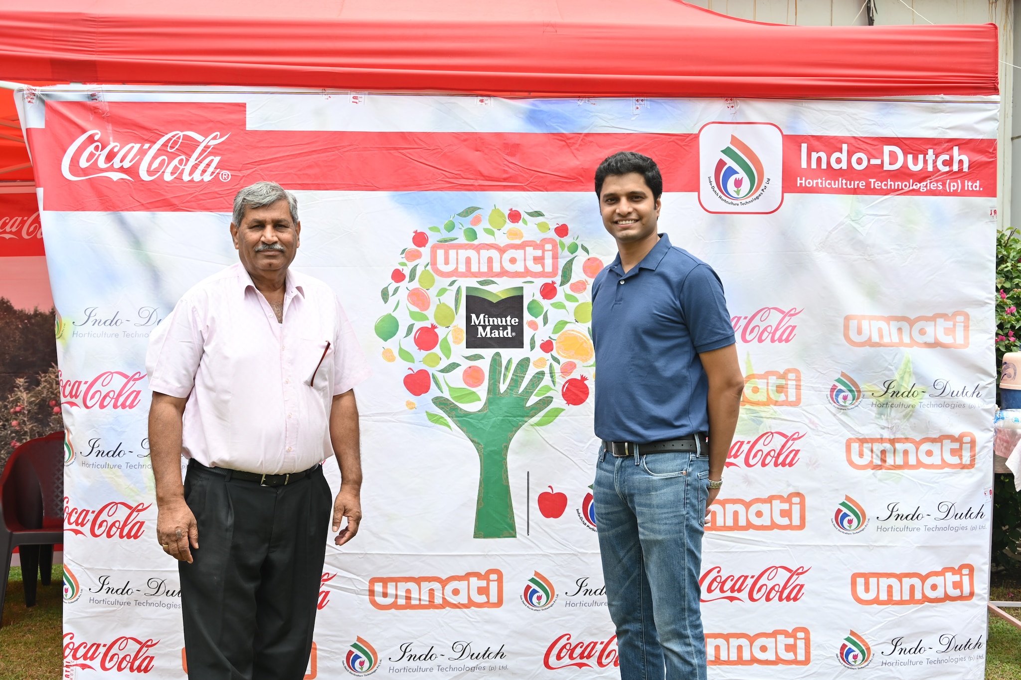     Coca-Cola India's Project Apple Unnati-L aan R-Mr.  Sudhir Saada, directeur Indo-Dutch Horticultural Technologies & Dr.  Aditya Panda, Senior Manager- CSR en Duurzaamheid, Coca-Cola INSWA.
