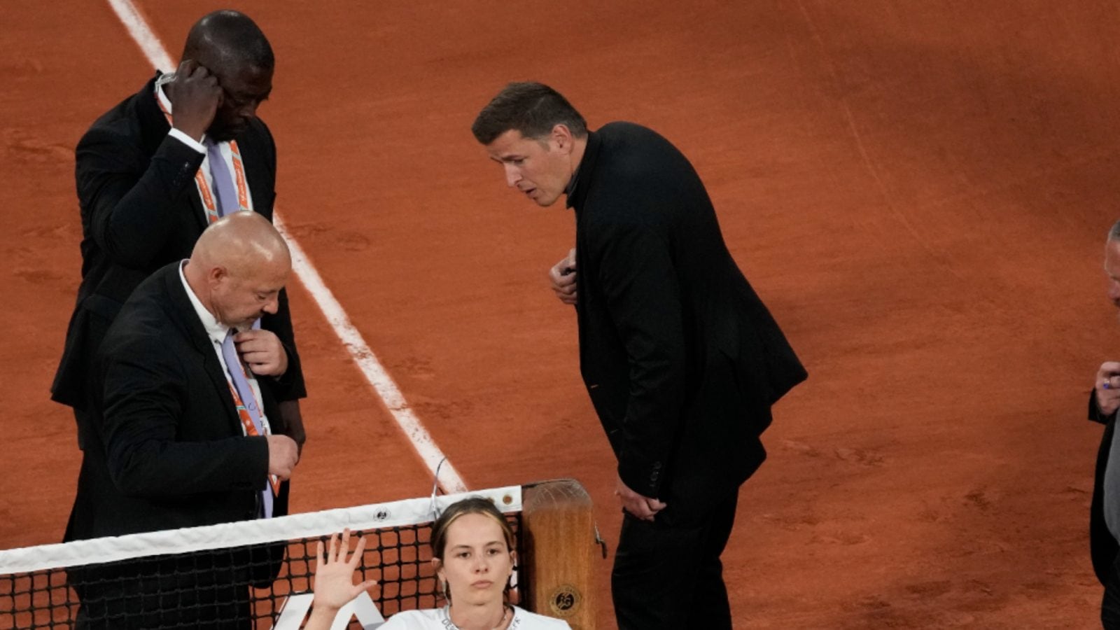 French Open 2022 Casper Ruud vs Marin Cilic Interrupted as Environmental Activist Ties Herself to Net