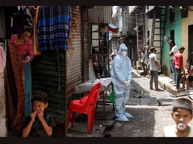 A healthcare worker waits to test residents at a slum area in Mumbai. (File photo/Reuters)