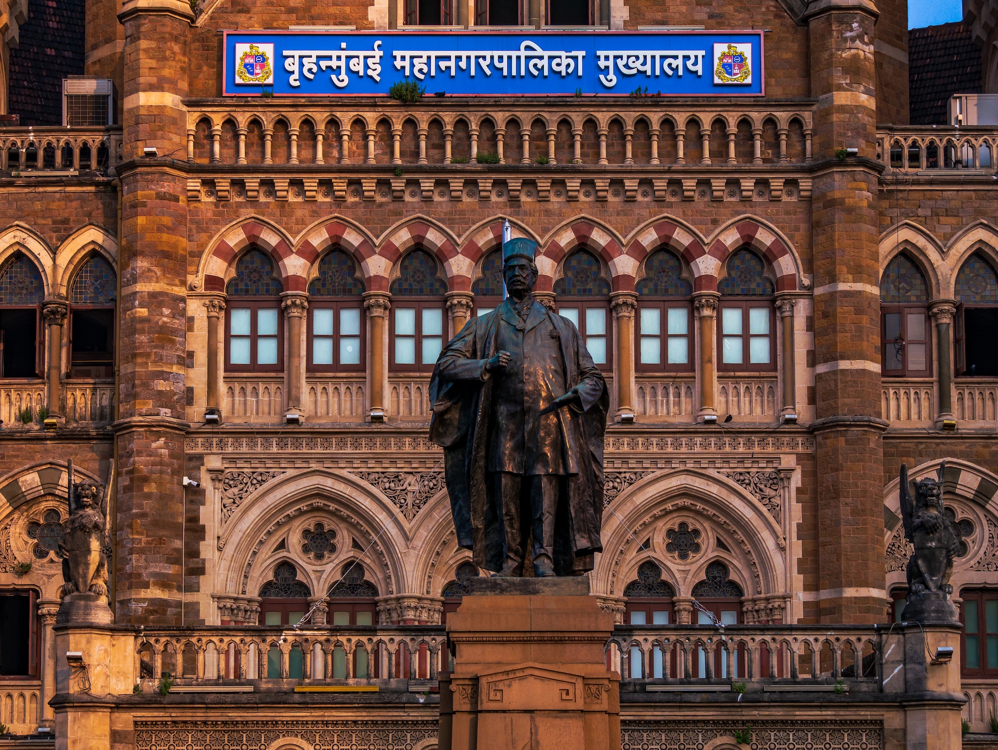 A bronze statue of Sir Pherozeshah Mehta, a notable Indian barrister, stands at the MCGM's entrance. (Image: Shutterstock)