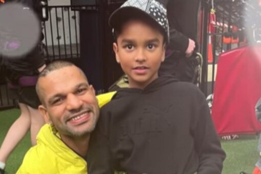 เหลือบของวัน Shikhar Dhawan กับลูกชาย zoravar