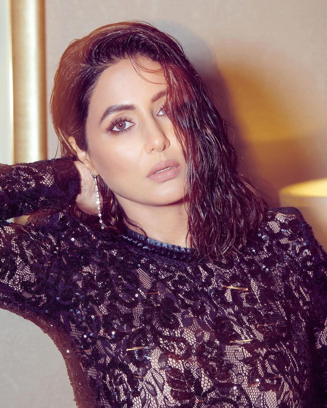 Hina Khan looks sensational in the wet hairdo. 