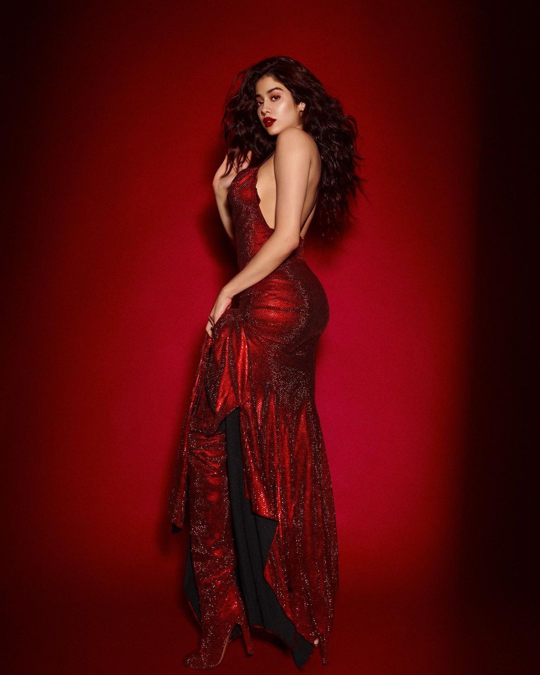 Janhvi Kapoor Looks Flaming Hot In Red Sequinned Backless Dress, Check Out  The Diva's Sultry Pictures - News18