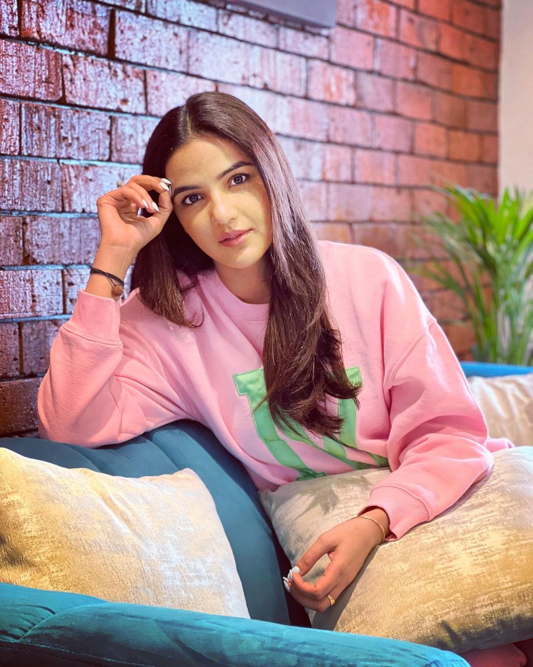 Jasmin Bhasin aces the smart casual look in the pink hoodie. (Image: Instagram) Jasmin Bhasin aces the smart casual look in the pink hoodie.