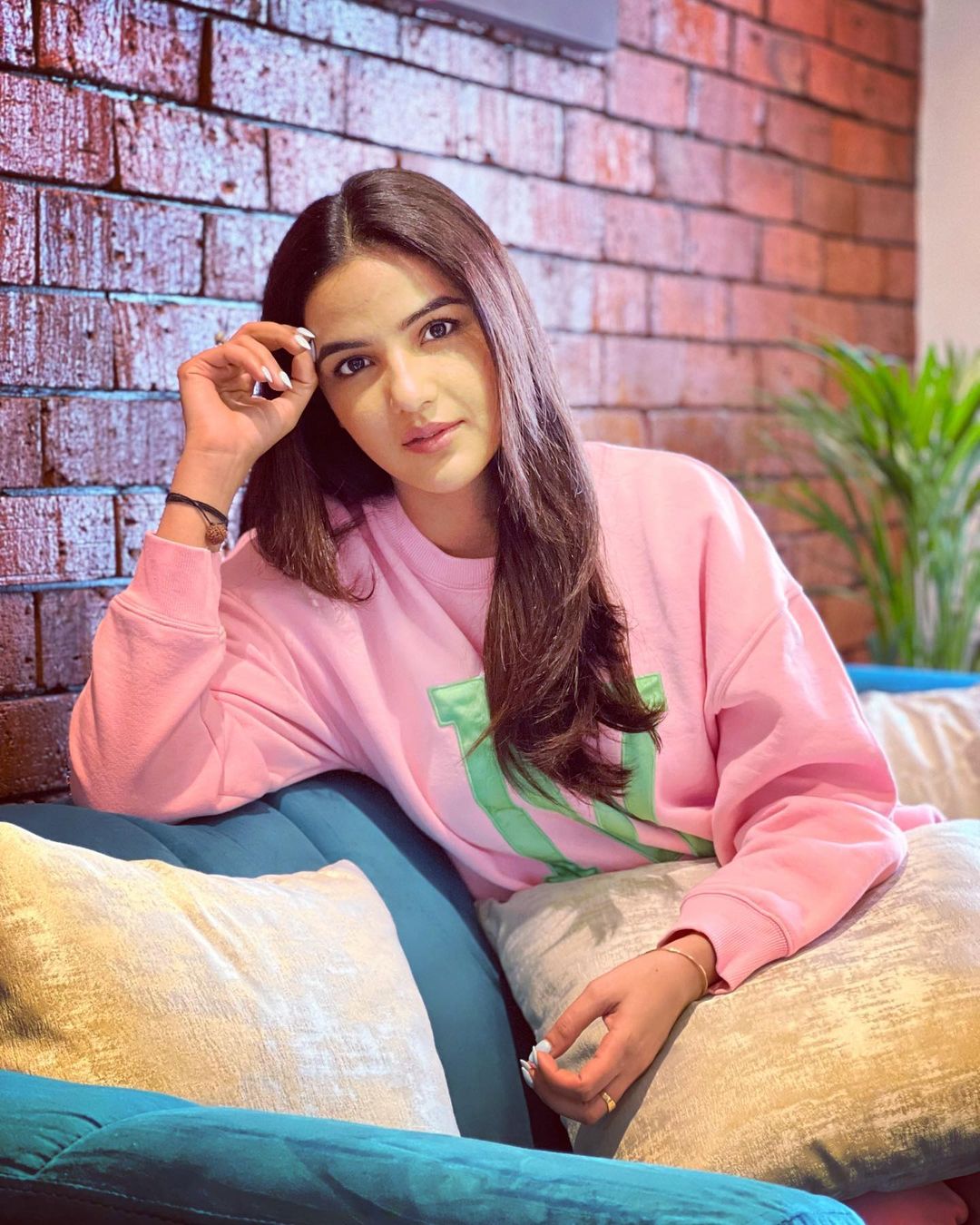 Jasmin Bhasin aces the smart casual look in the pink hoodie.