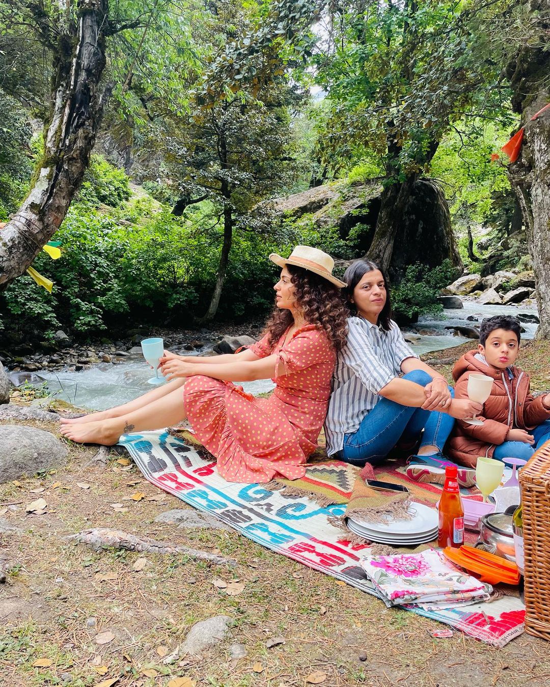 Kangana Ranaut gives compnay to her sister and nephew during the family picnic.