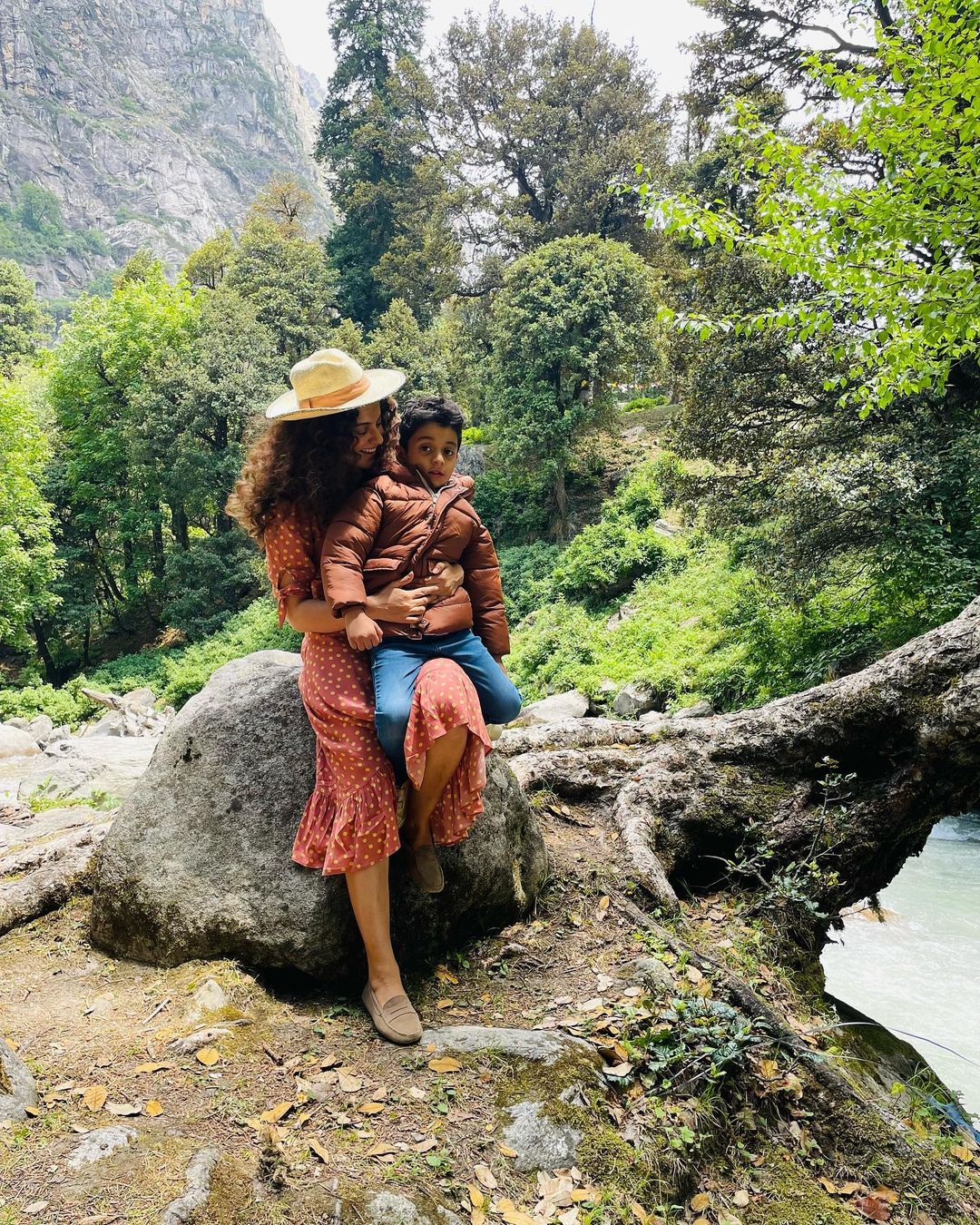Kangana Ranaut plays the perfect aunt as she poses with her nephew. 