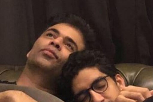 Karan Johar แชร์รูปภาพกับ Ayan ซึ่งทั้งคู่นอนอยู่บนโซฟา